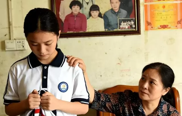 何小满提前出狱七年未归,养父接人时获留信与身世材料 | 细节速览 何小满提前出狱七年未归,养父接人时获留信与身世材料 | 细节速览